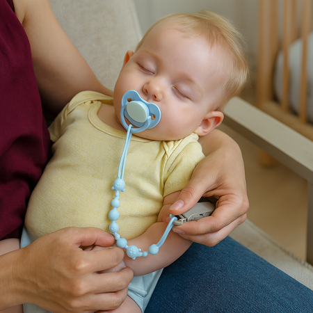 attache tetine en silicone bleu bebe dors