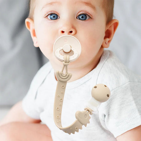 attache tetine en silicone vert bebe mignon regarde
