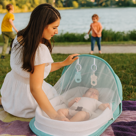 couffin bébé vert travelbaby sortie au lac