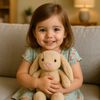 peluche lapin marron petite fille sourire