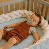 tresse de lit blanc bebe qui dors paisiblement