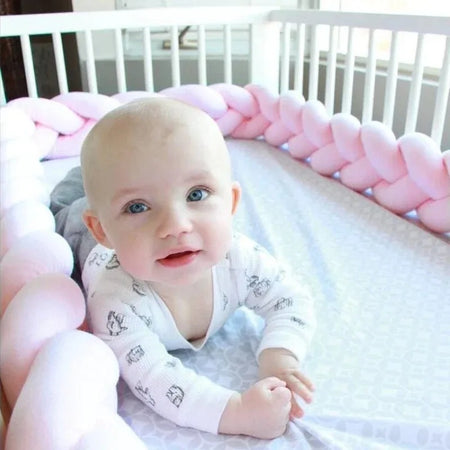 tresse de lit rose bebe sourit