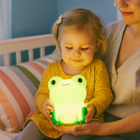 veilleuse enfant grenouille fille contente