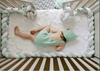 Tresse-de-lit-bebe-gris-blanc-vert